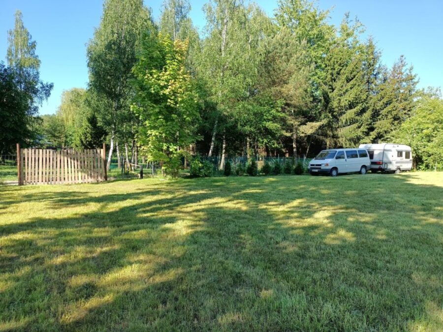 Osada pod Brzozą, kameralne pole campingowe nad jeziorem Śniardwy, rezerwacje domków holenderskich
